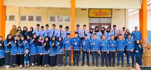 Peserta upacara dalam gerimis